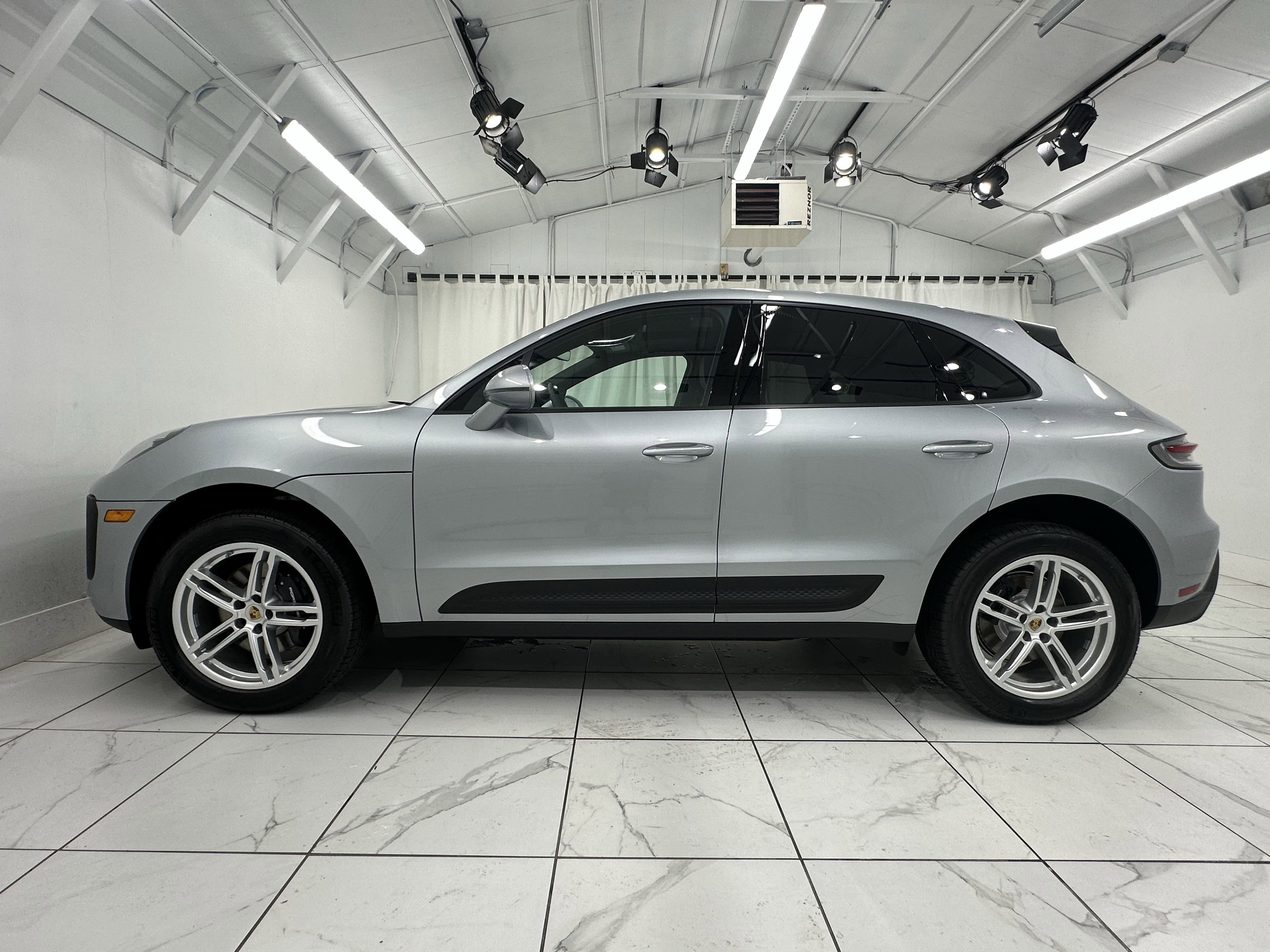 Certified 2025 Porsche Macan image 2