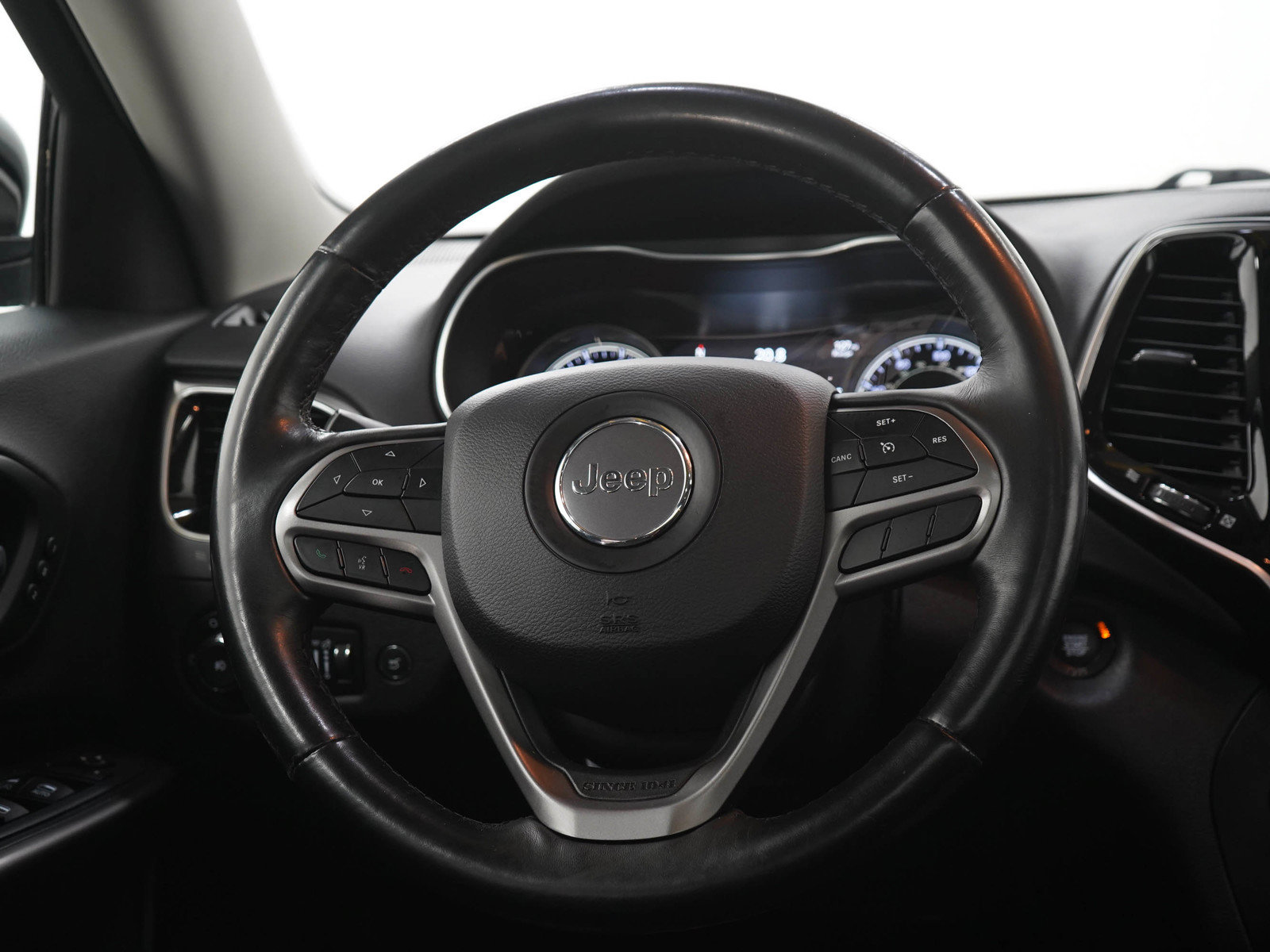 Used 2019 Jeep Cherokee Limited AWD/4WD image 17