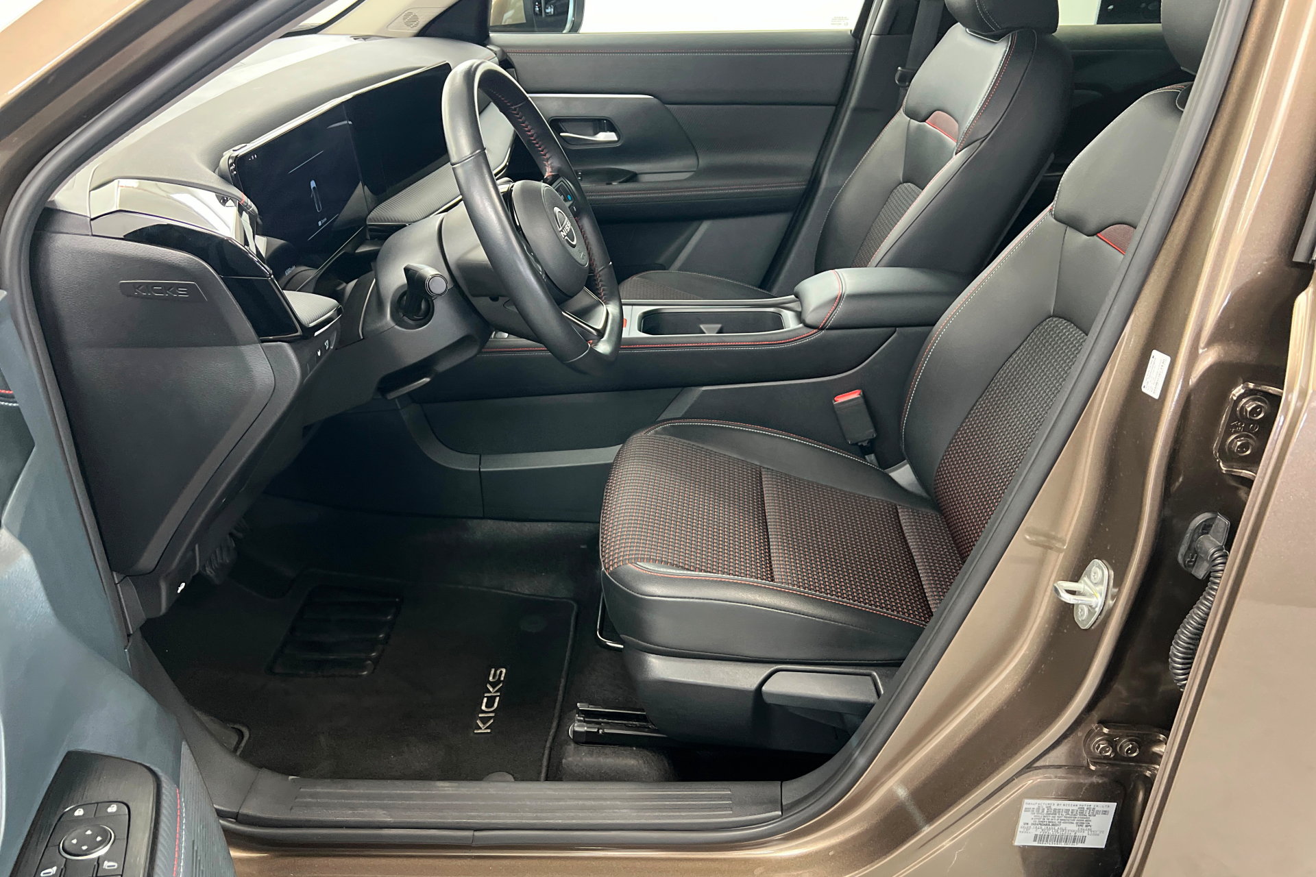 Used 2025 Nissan Kicks SR FWD image 18