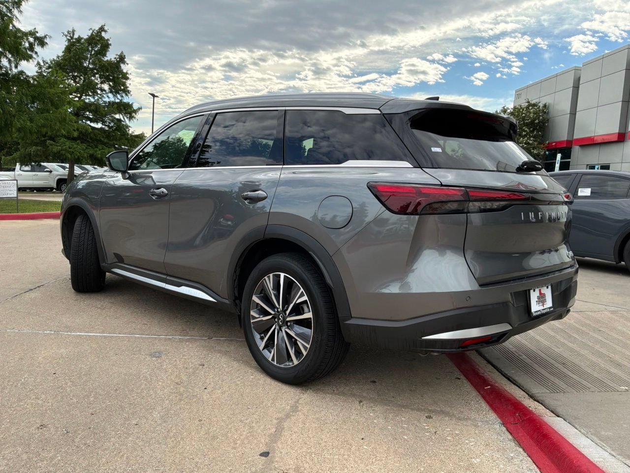 Used 2026 INFINITI QX60 Luxe FWD image 8