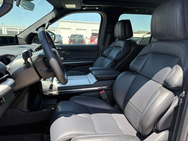 Used 2026 Lincoln Navigator Reserve w/ Jet Appearance Package AWD/4WD image 10