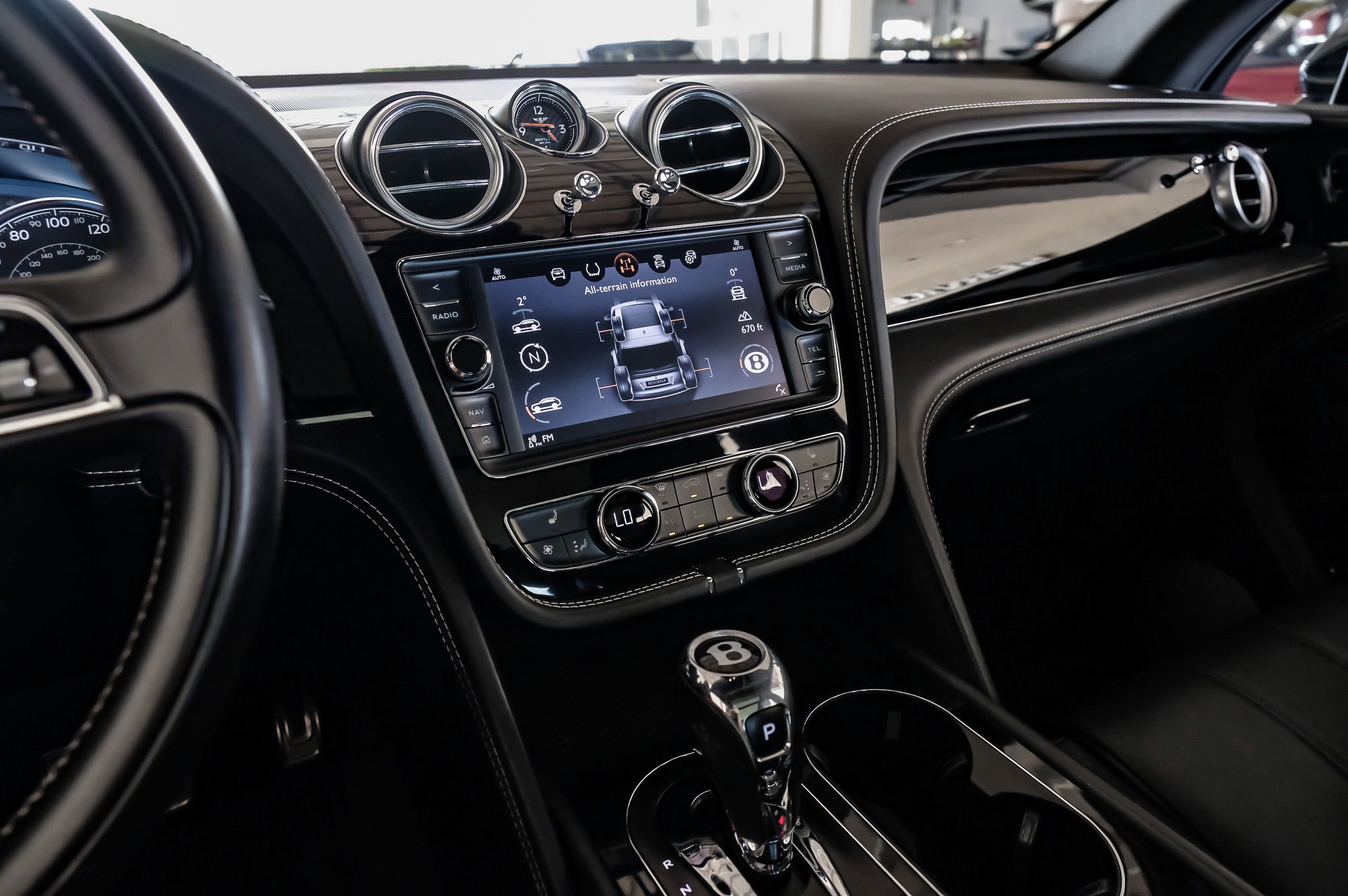 Used 2017 Bentley Bentayga image 25