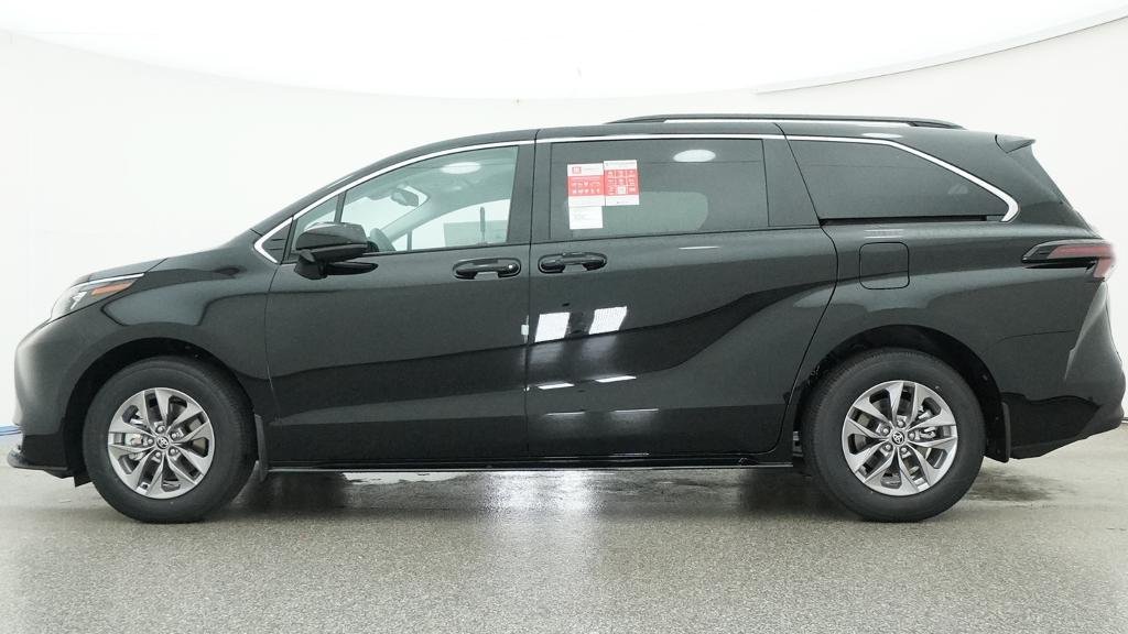 New 2026 Toyota Sienna LE FWD image 2