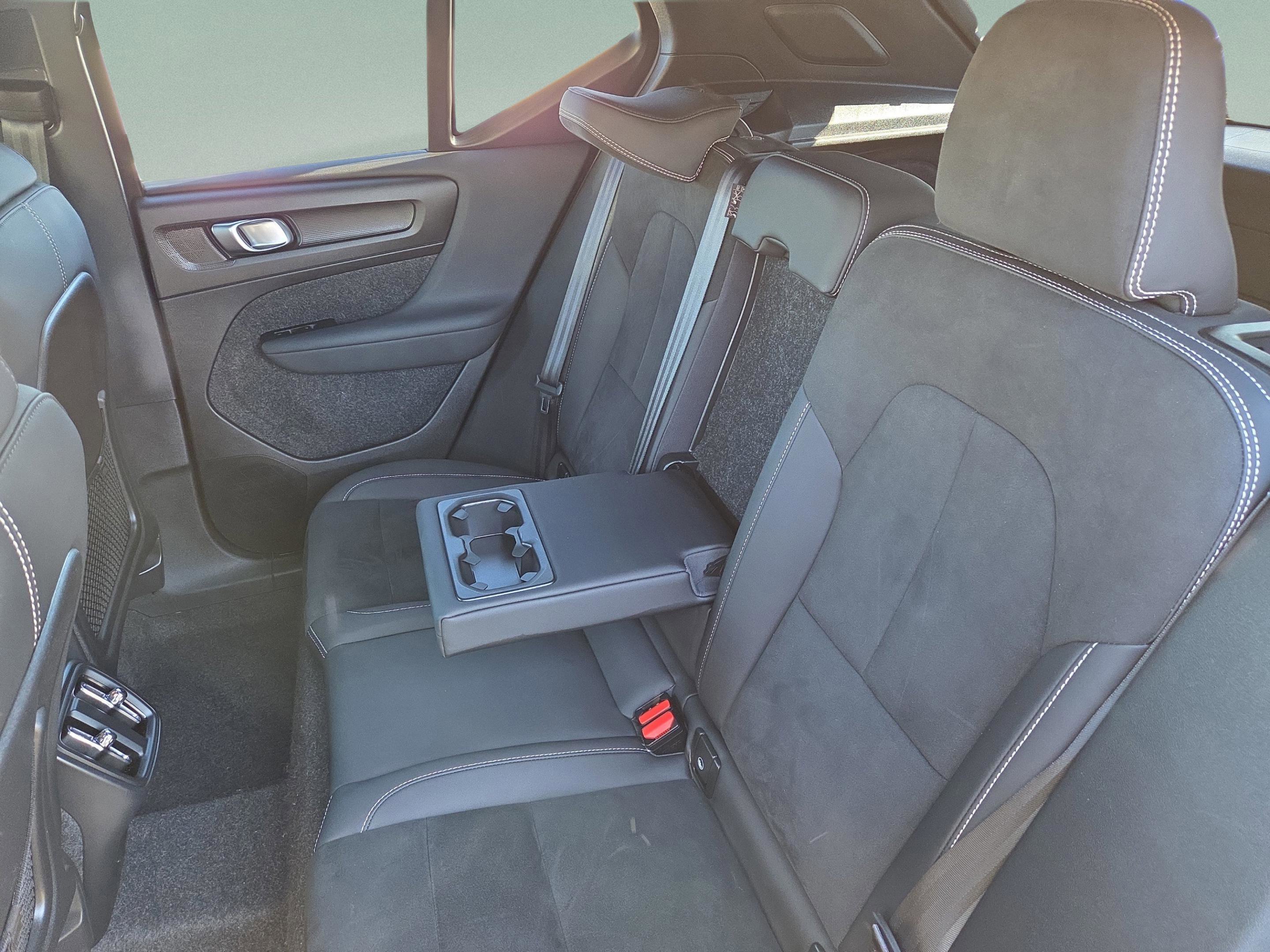 Used 2025 Volvo XC40 B5 Plus image 26