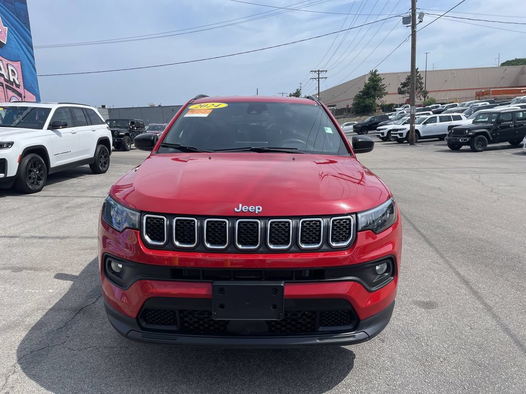 Used 2024 Jeep Compass Latitude AWD/4WD image 5