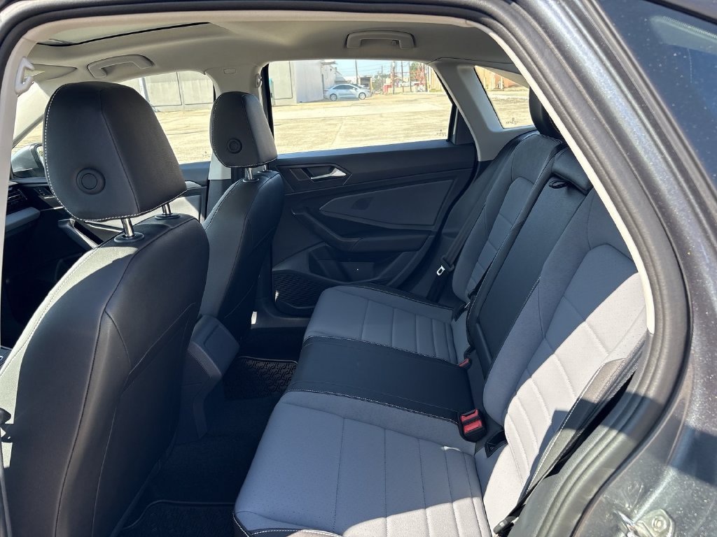 Used 2025 Volkswagen Jetta SE w/ Sunroof Package FWD image 29