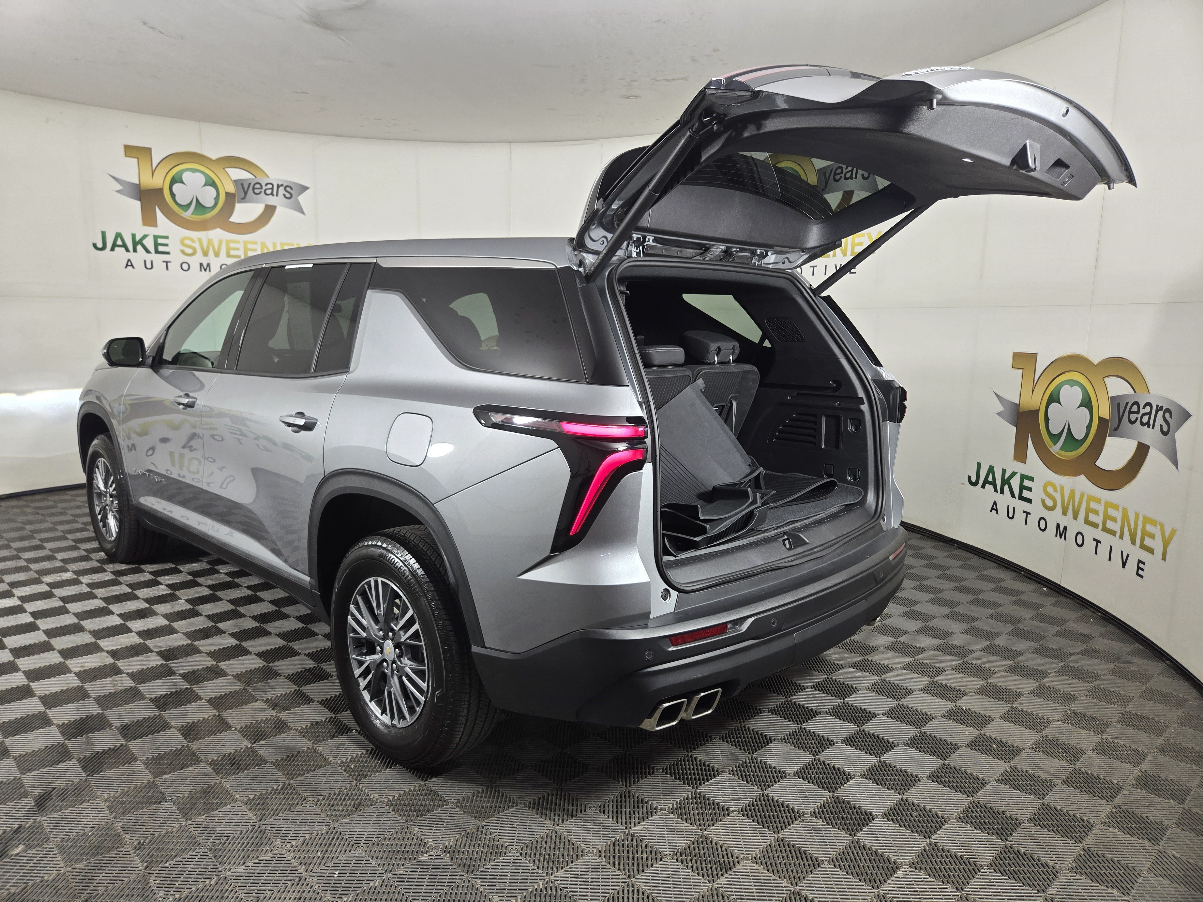 Used 2024 Chevrolet Traverse LS FWD image 34