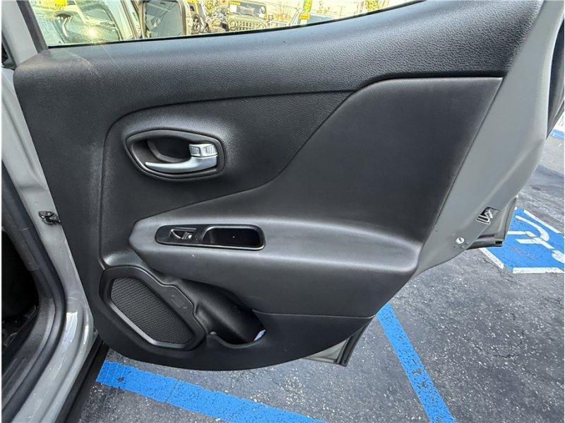 Used 2020 Jeep Renegade Altitude image 22