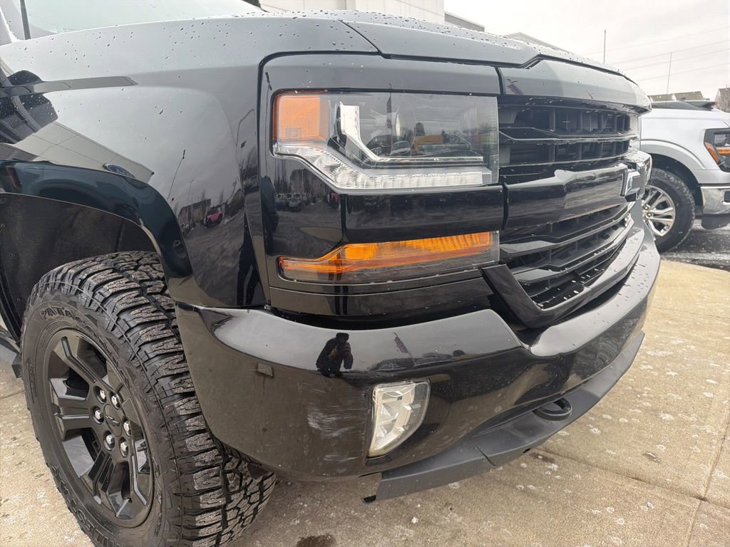 Used 2018 Chevrolet Silverado 1500 LT w/ Midnight Edition image 9