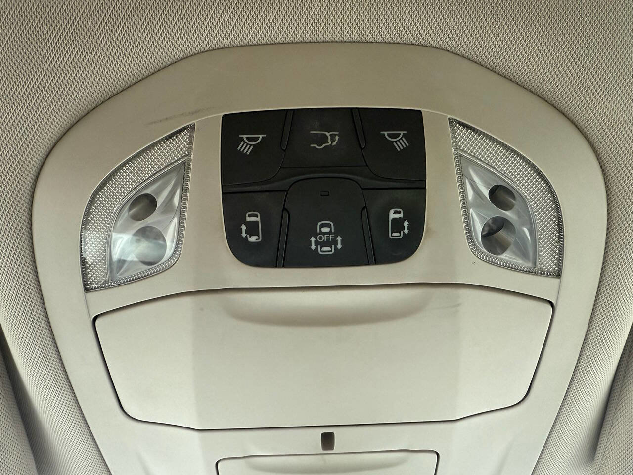 Used 2017 Chrysler Pacifica Touring-L image 17