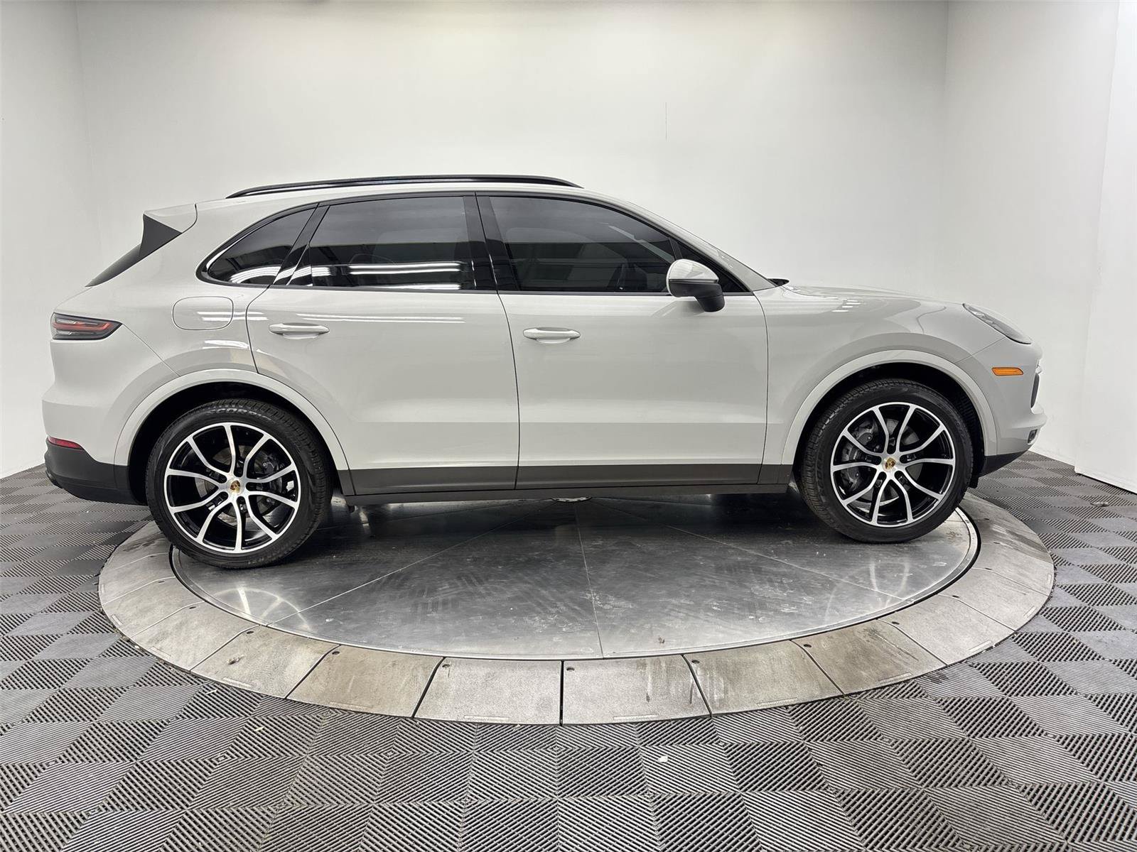 Used 2022 Porsche Cayenne Platinum Edition w/ Premium Package Plus AWD/4WD image 17