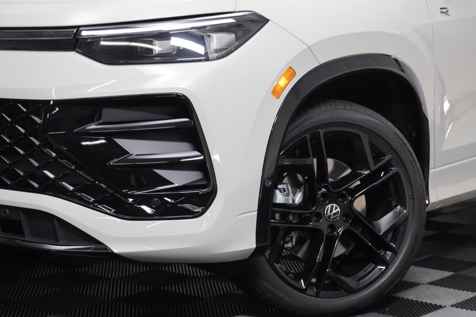 New 2026 Volkswagen Tiguan SE R-Line image 3