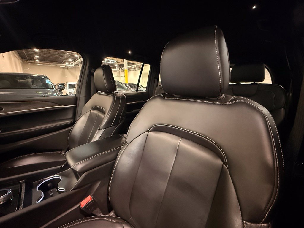 Used 2024 Jeep Grand Cherokee Limited w/ Black Appearance Package AWD/4WD image 19
