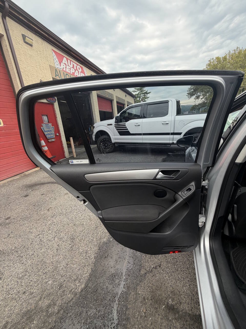 Used 2014 Volkswagen Golf 4-Door FWD image 26
