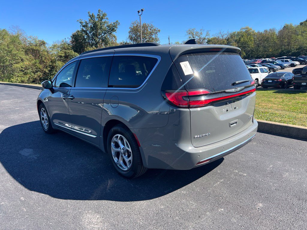 Used 2023 Chrysler Pacifica Limited w/ Uconnect Theater Family Group FWD image 4