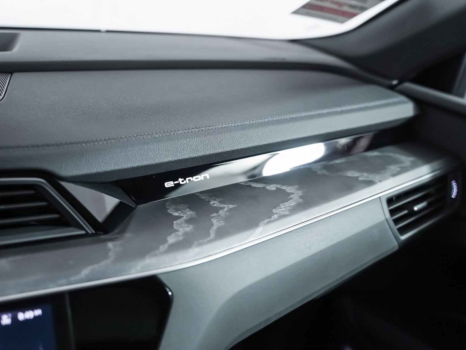 Used 2024 Audi Q8 e-tron Premium Plus w/ Premium Plus Package image 19