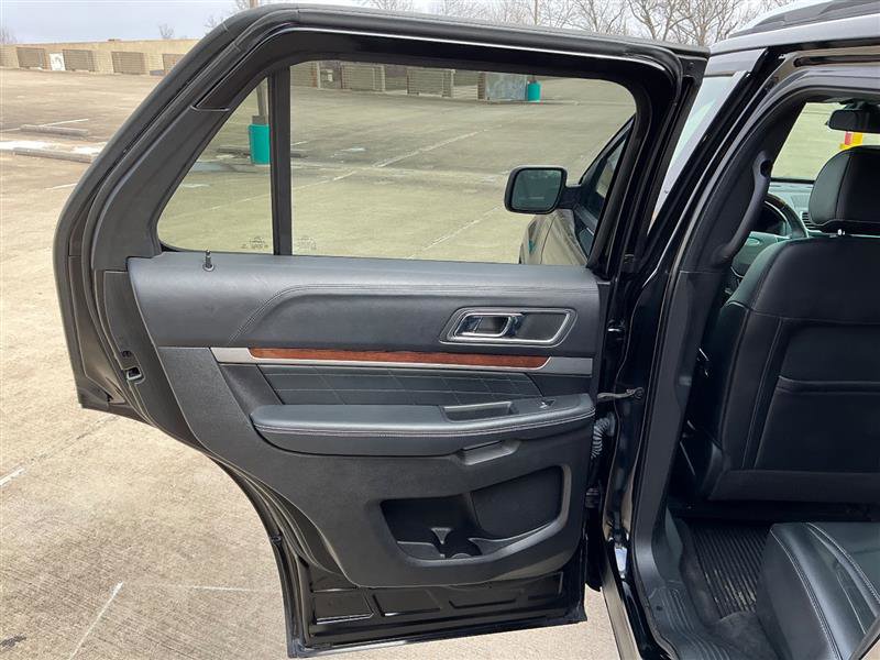 Used 2017 Ford Explorer Platinum image 33