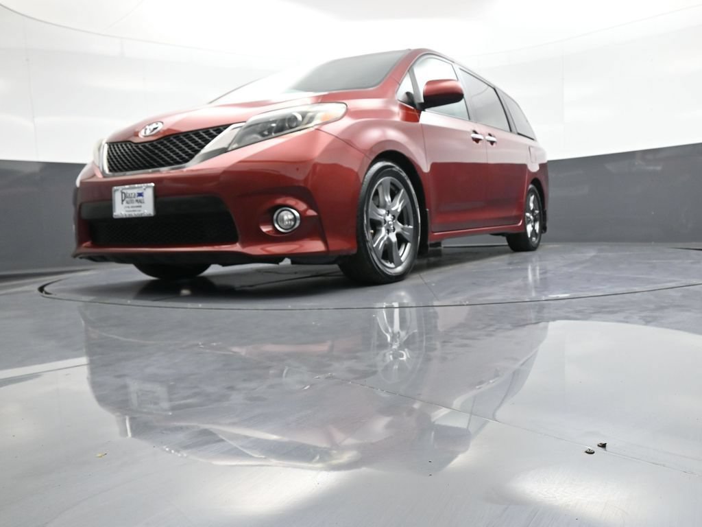Used 2017 Toyota Sienna SE FWD image 28