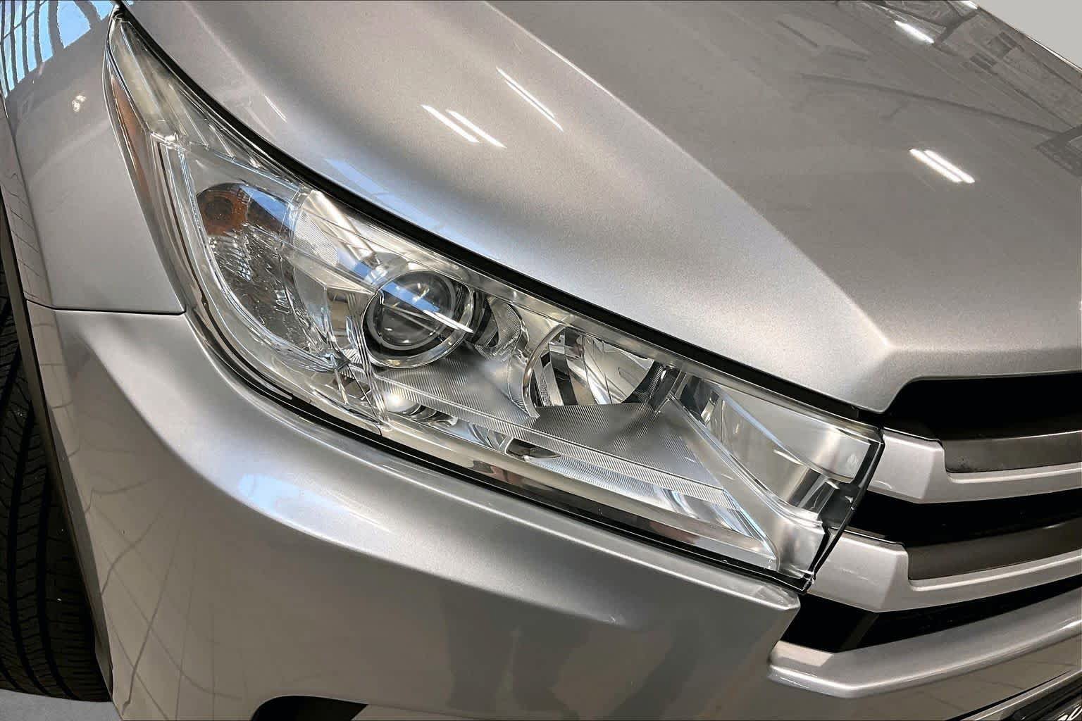 Used 2019 Toyota Highlander LE AWD/4WD image 26
