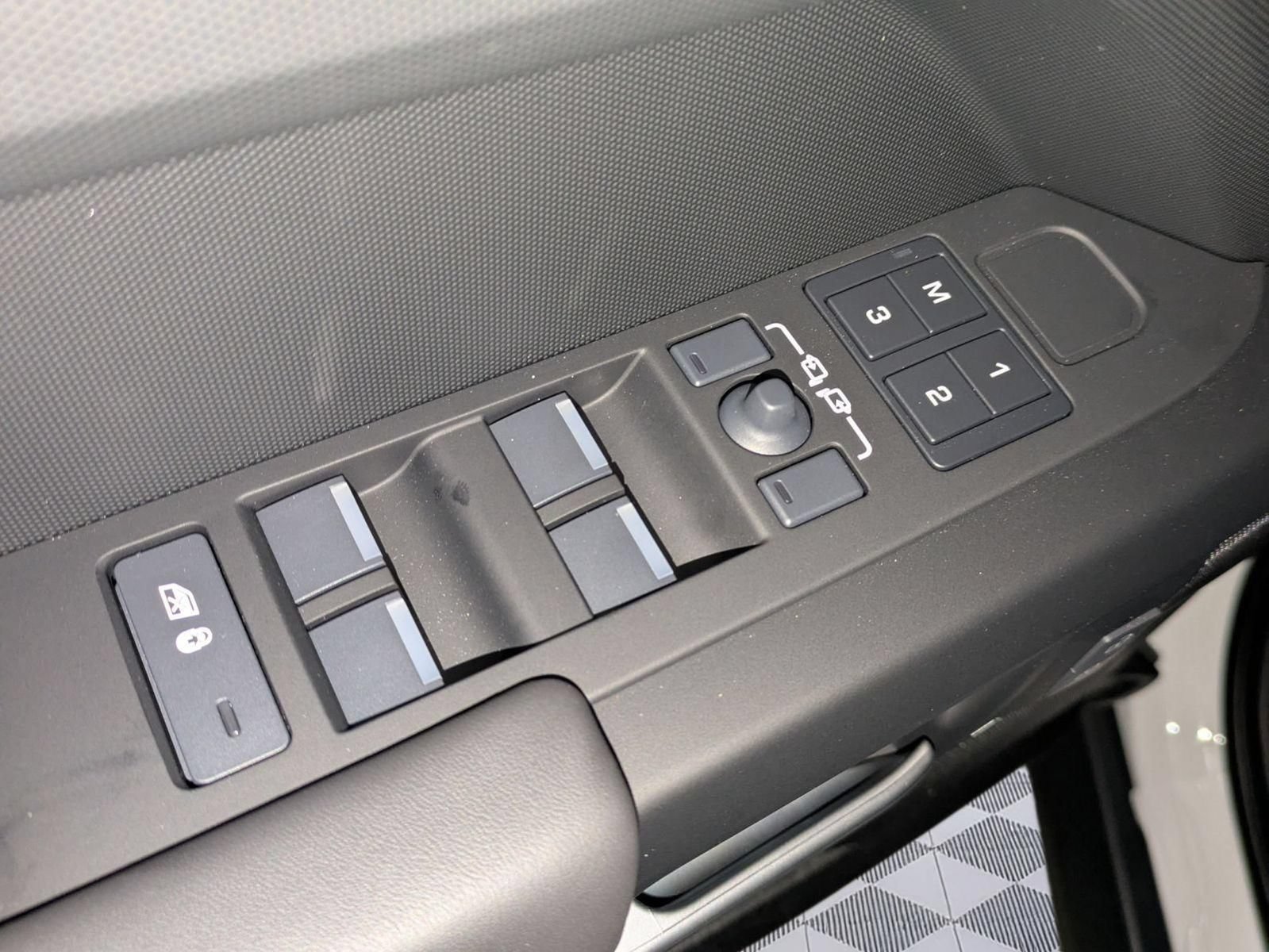 New 2026 Land Rover Defender 110 X-Dynamic SE AWD/4WD image 12