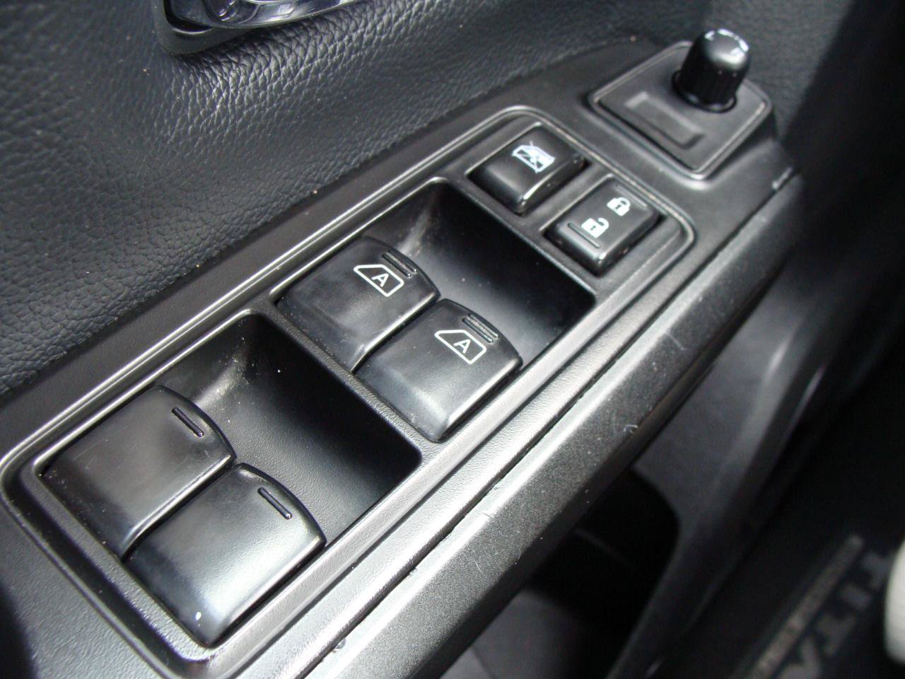 Used 2024 Nissan Titan SV w/ SV Convenience Package AWD/4WD image 28