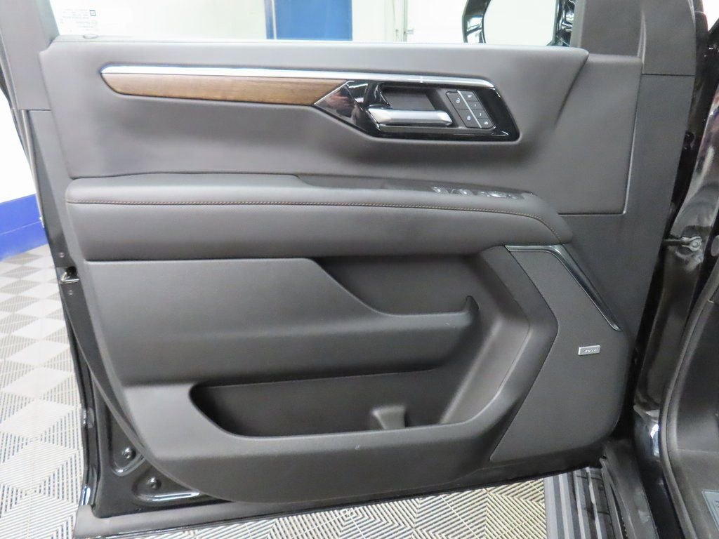 Used 2025 Chevrolet Suburban High Country AWD/4WD image 70