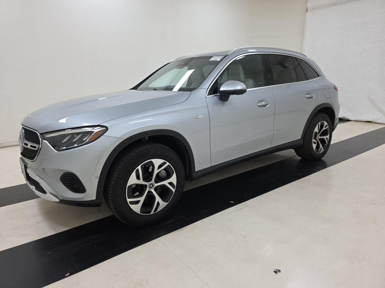 Used 2025 Mercedes-Benz GLC 350e 4MATIC image 2