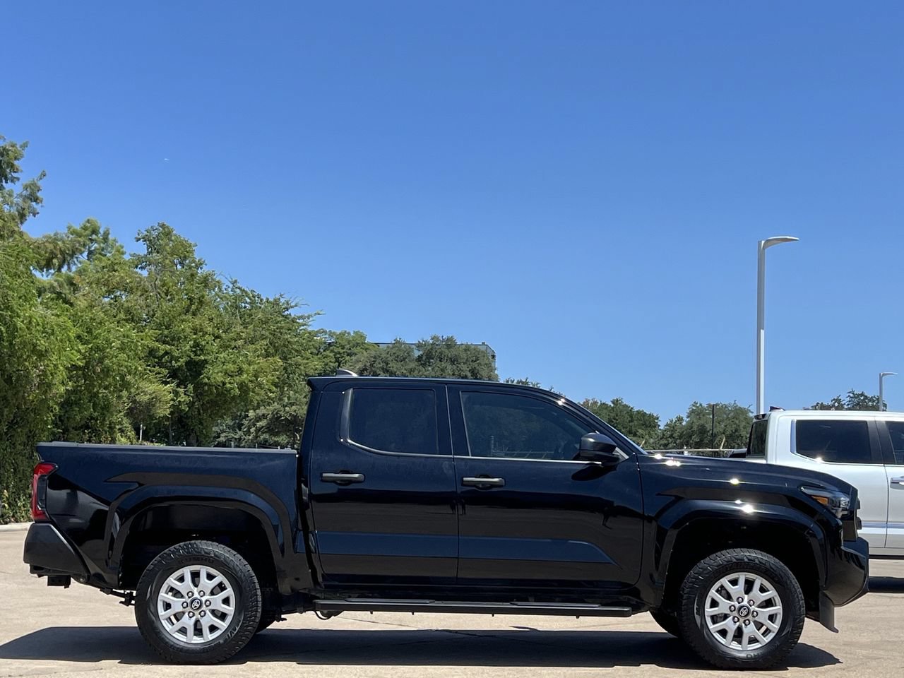 Used 2025 Toyota Tacoma SR AWD/4WD image 3