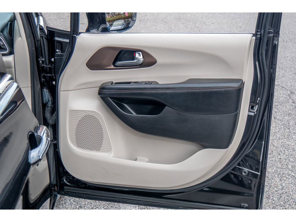 Used 2019 Chrysler Pacifica Touring-L image 15