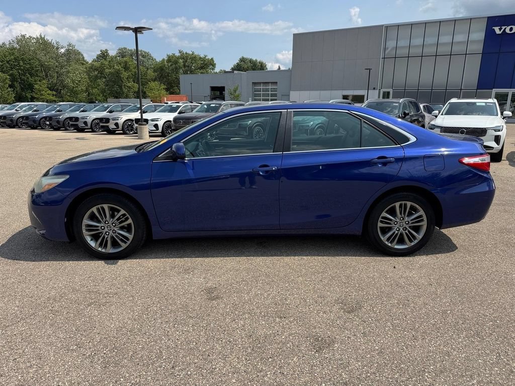 Used 2015 Toyota Camry SE w/ Moonroof Package FWD image 2