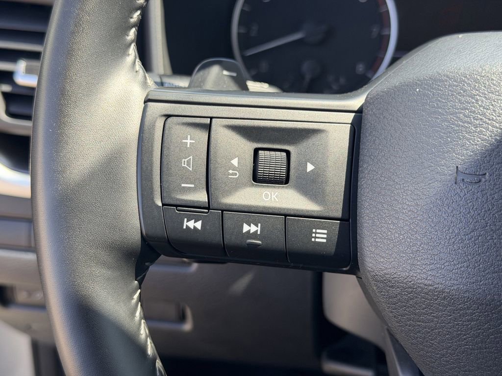 Used 2025 Nissan Rogue SV FWD image 23