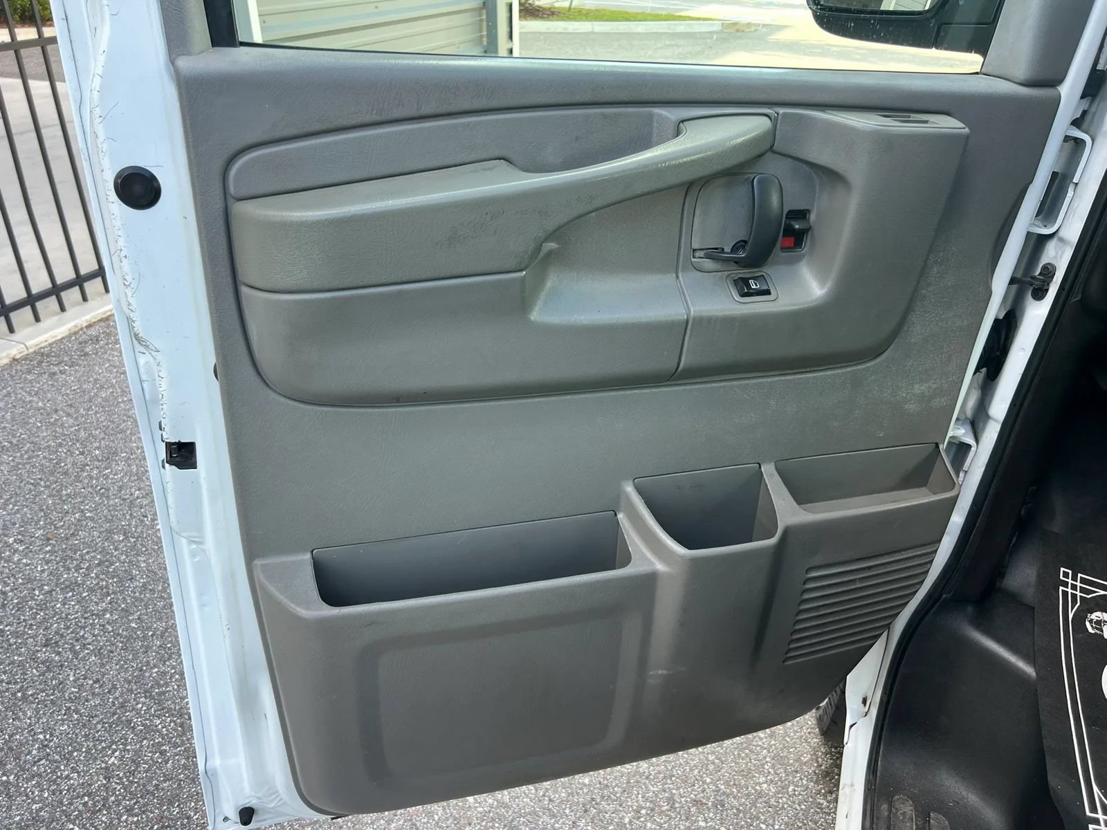 Used 2014 Chevrolet Express 2500 Extended RWD image 14