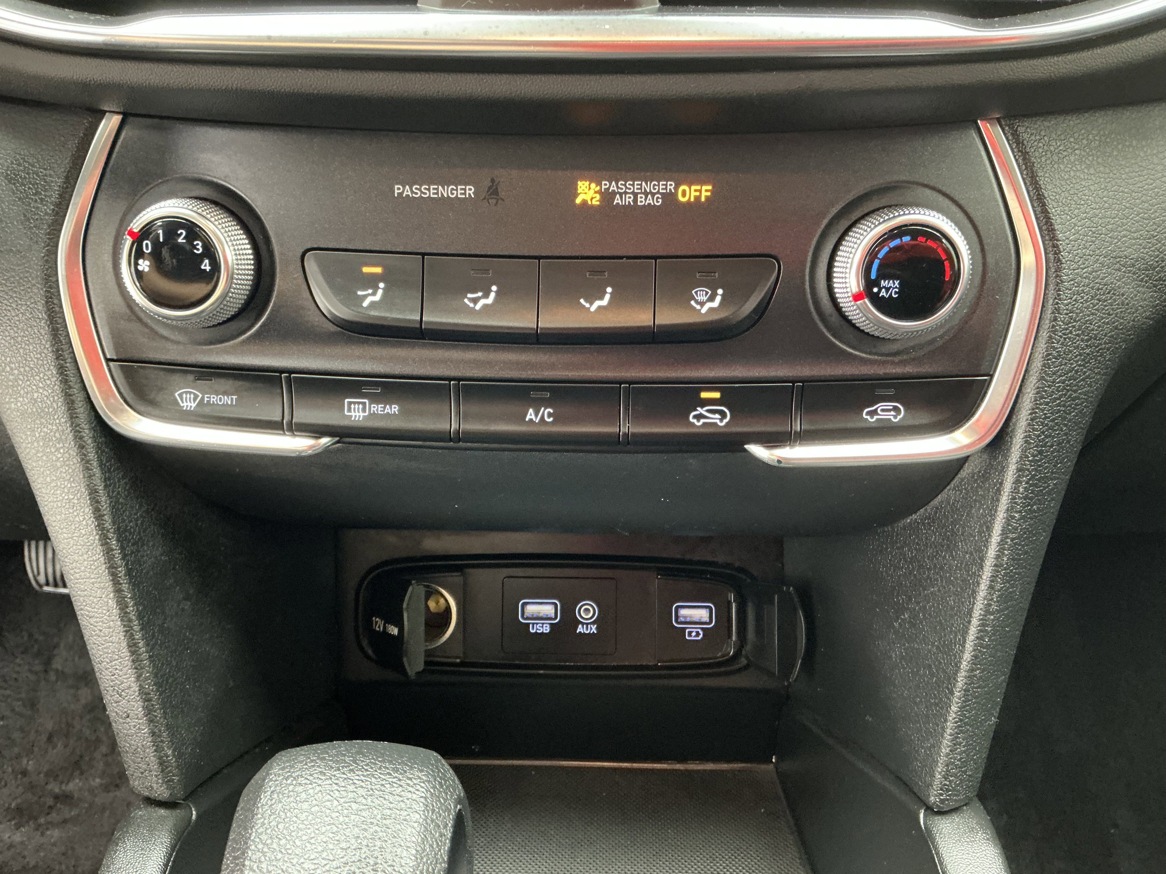 Used 2020 Hyundai Santa Fe SE w/ Cargo Package image 12