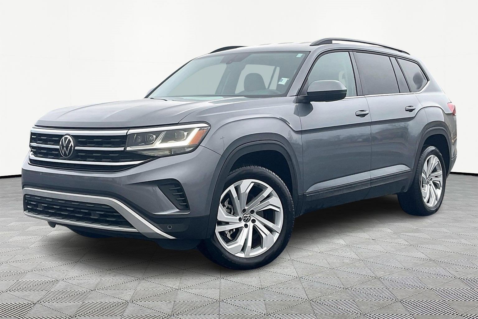 Used 2022 Volkswagen Atlas SE image 2