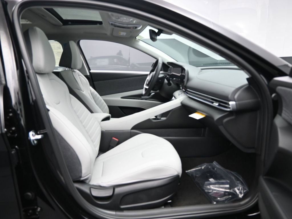 New 2025 Hyundai Elantra Limited image 32
