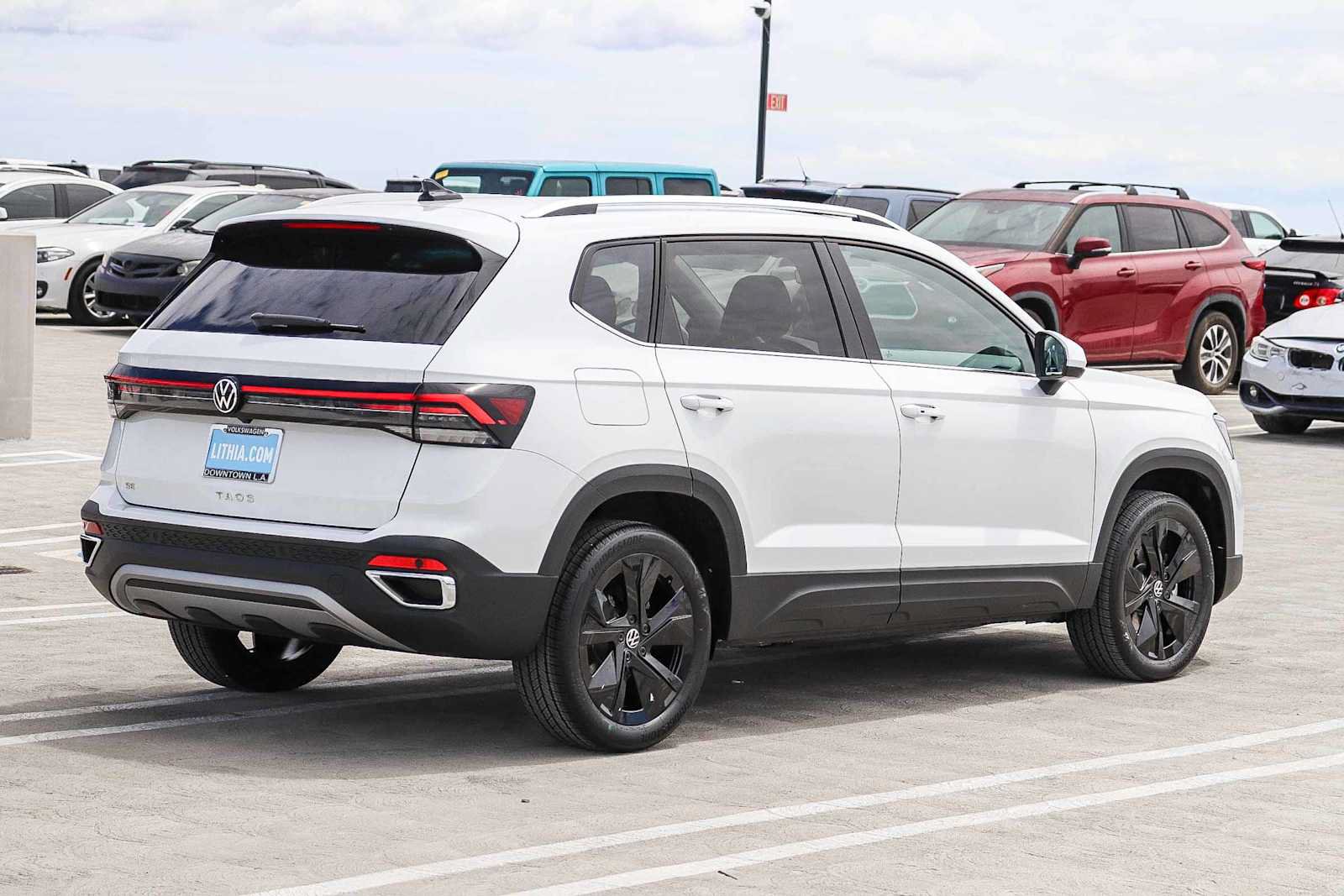 New 2025 Volkswagen Taos SE w/ Black Wheel Package FWD image 4
