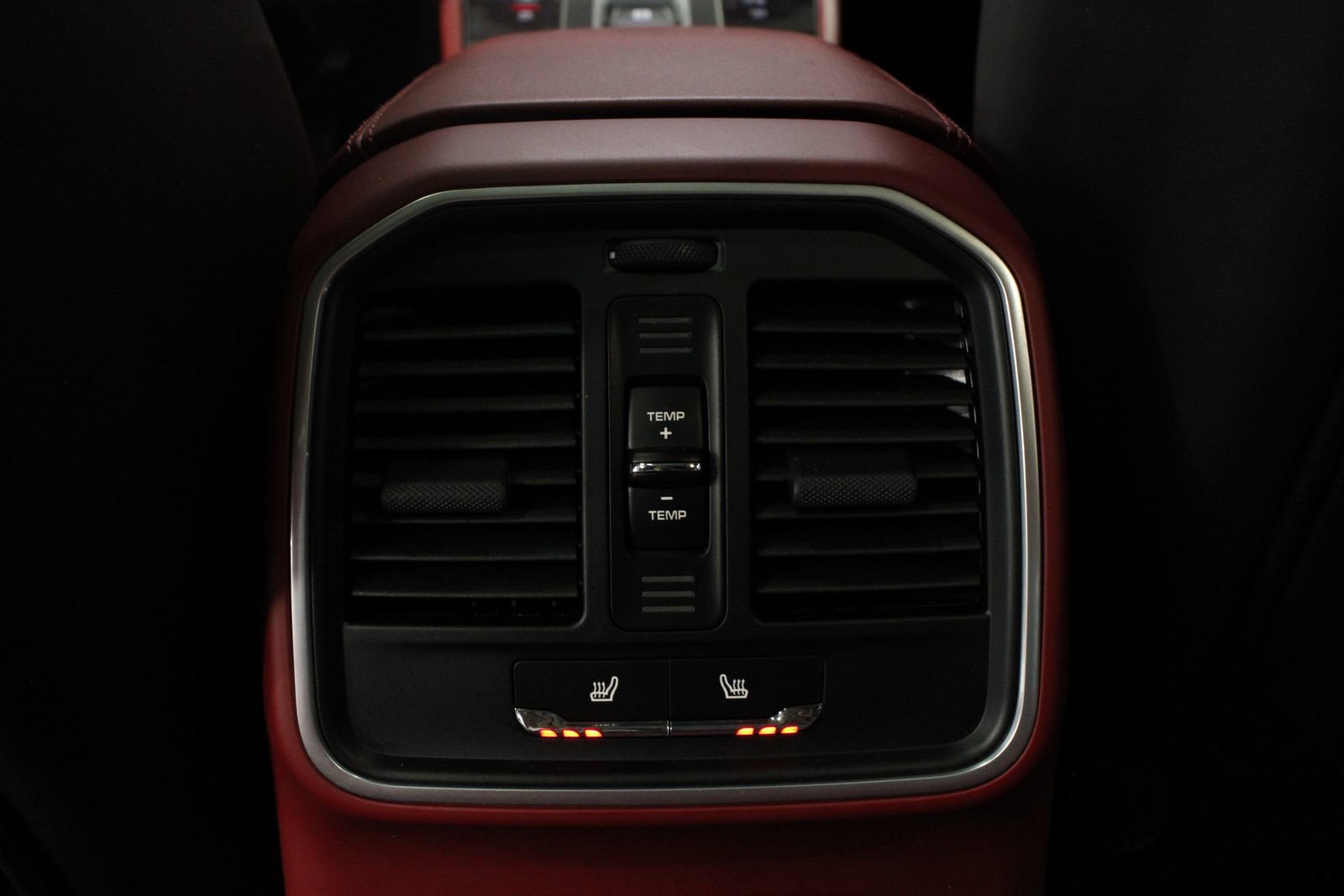 Certified 2025 Porsche Macan S AWD/4WD image 36