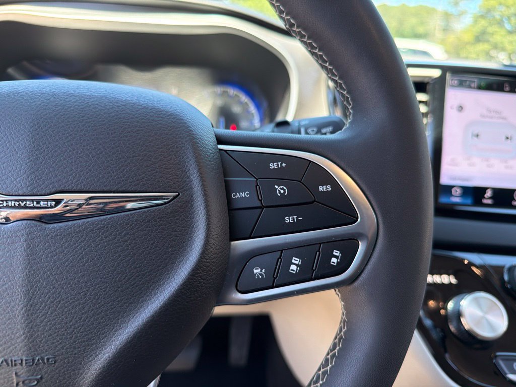 Used 2024 Chrysler Pacifica Touring-L FWD image 21