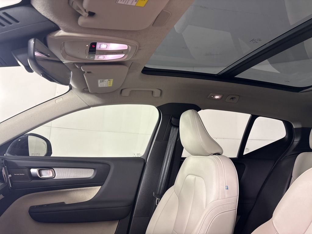 Used 2024 Volvo XC40 B5 Ultimate w/ Protection Package image 24