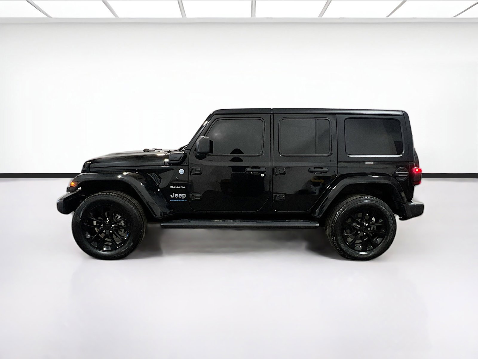 Used 2023 Jeep Wrangler Sahara w/ Cold Weather Group image 22