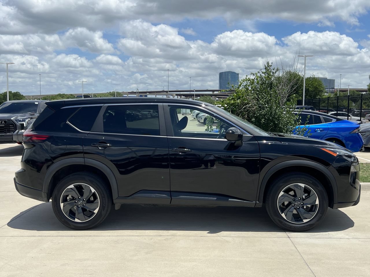 Used 2025 Nissan Rogue SV AWD/4WD image 3