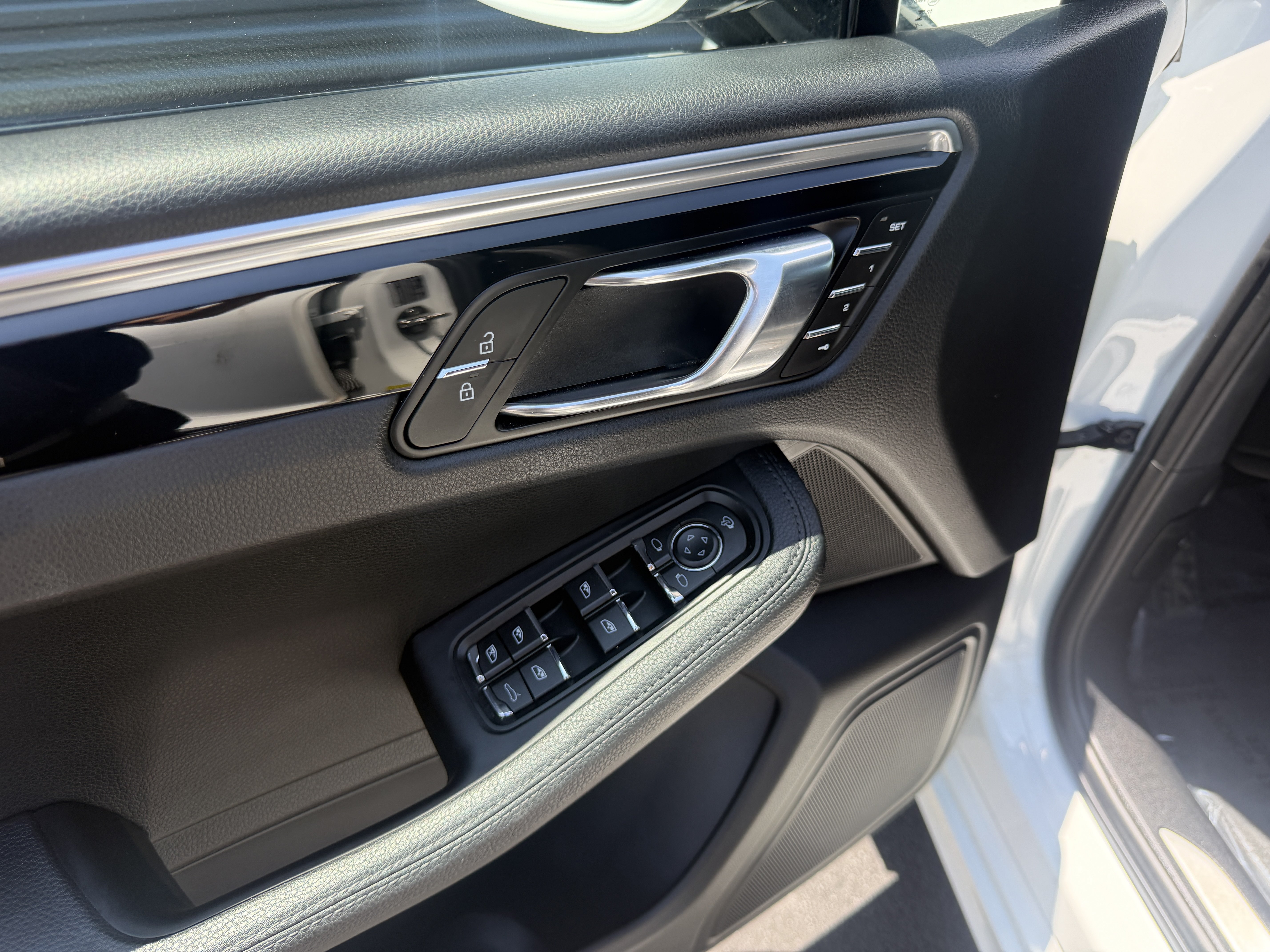 Certified 2023 Porsche Macan S AWD/4WD image 23