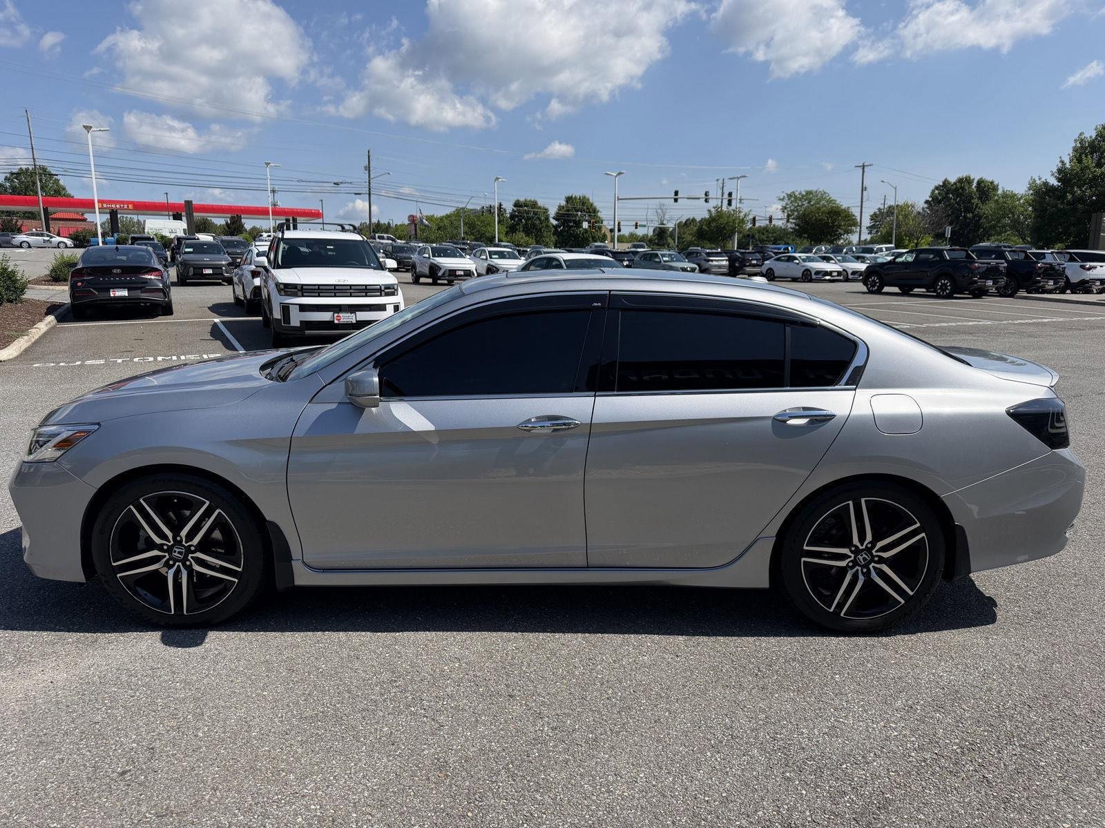 Used 2017 Honda Accord Touring image 5