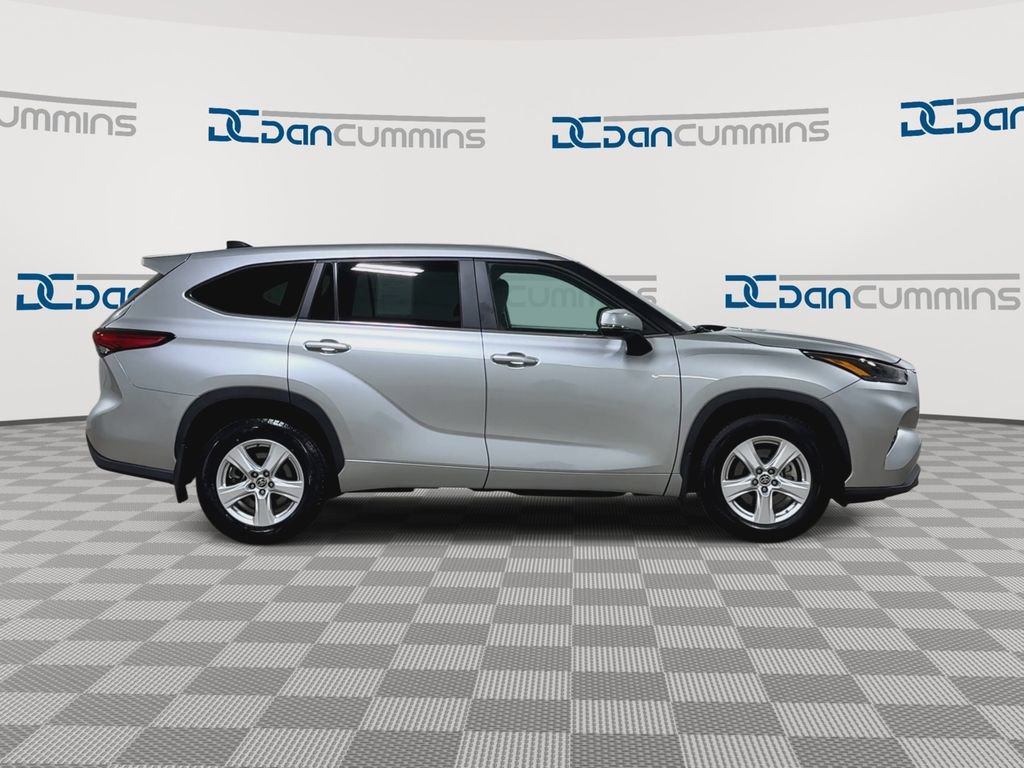 Used 2023 Toyota Highlander LE image 2
