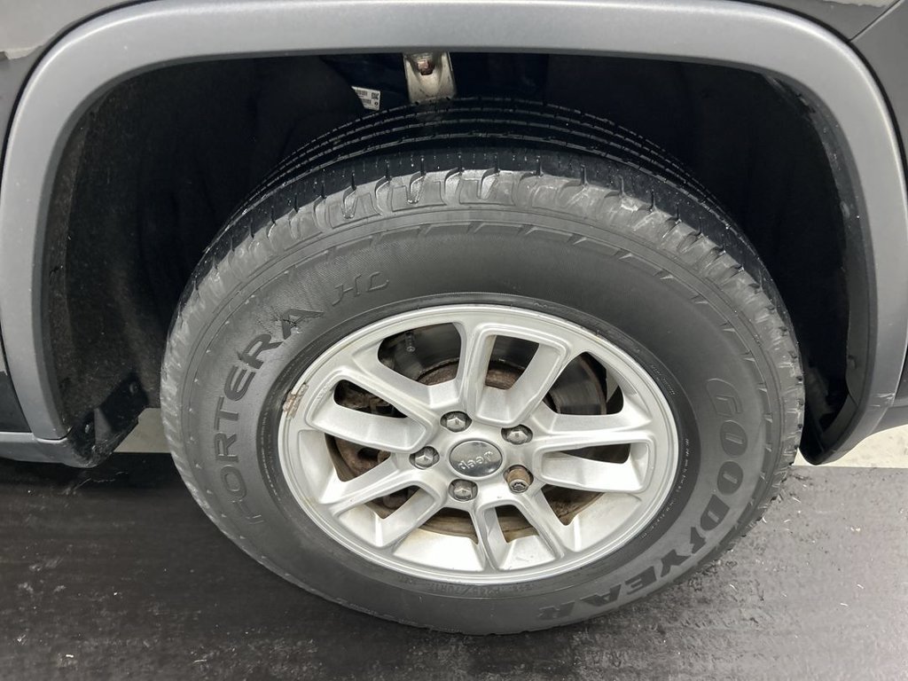 Used 2019 Jeep Grand Cherokee Laredo AWD/4WD image 8