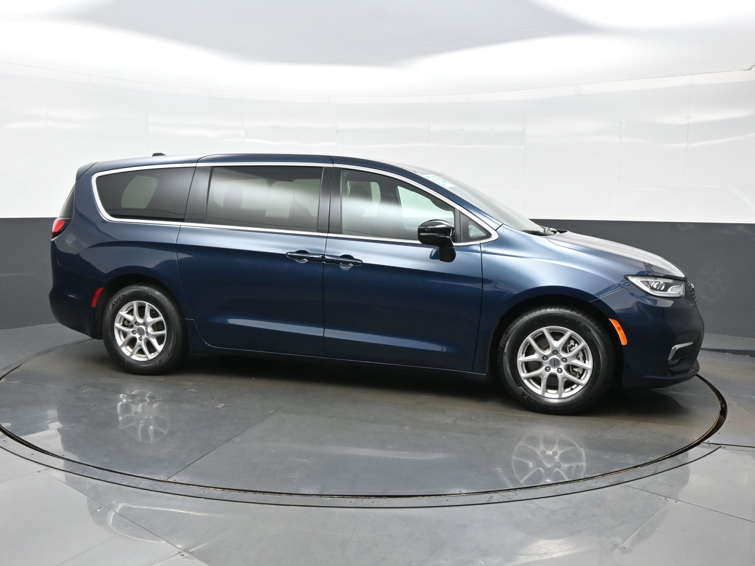 Used 2024 Chrysler Pacifica Touring FWD image 7