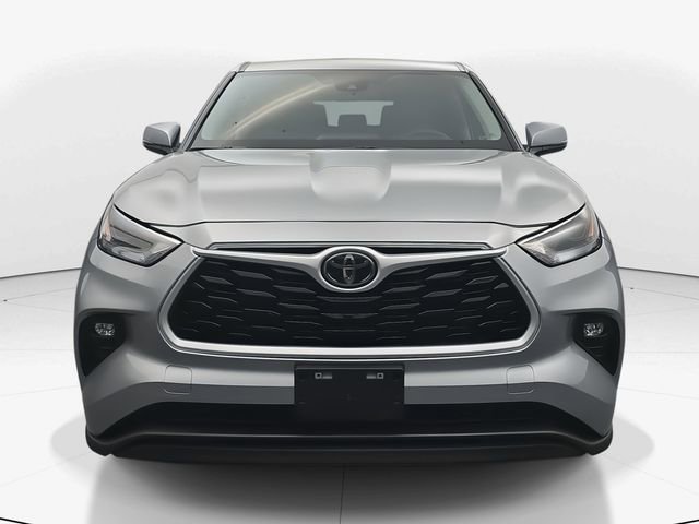 Used 2024 Toyota Highlander LE image 3