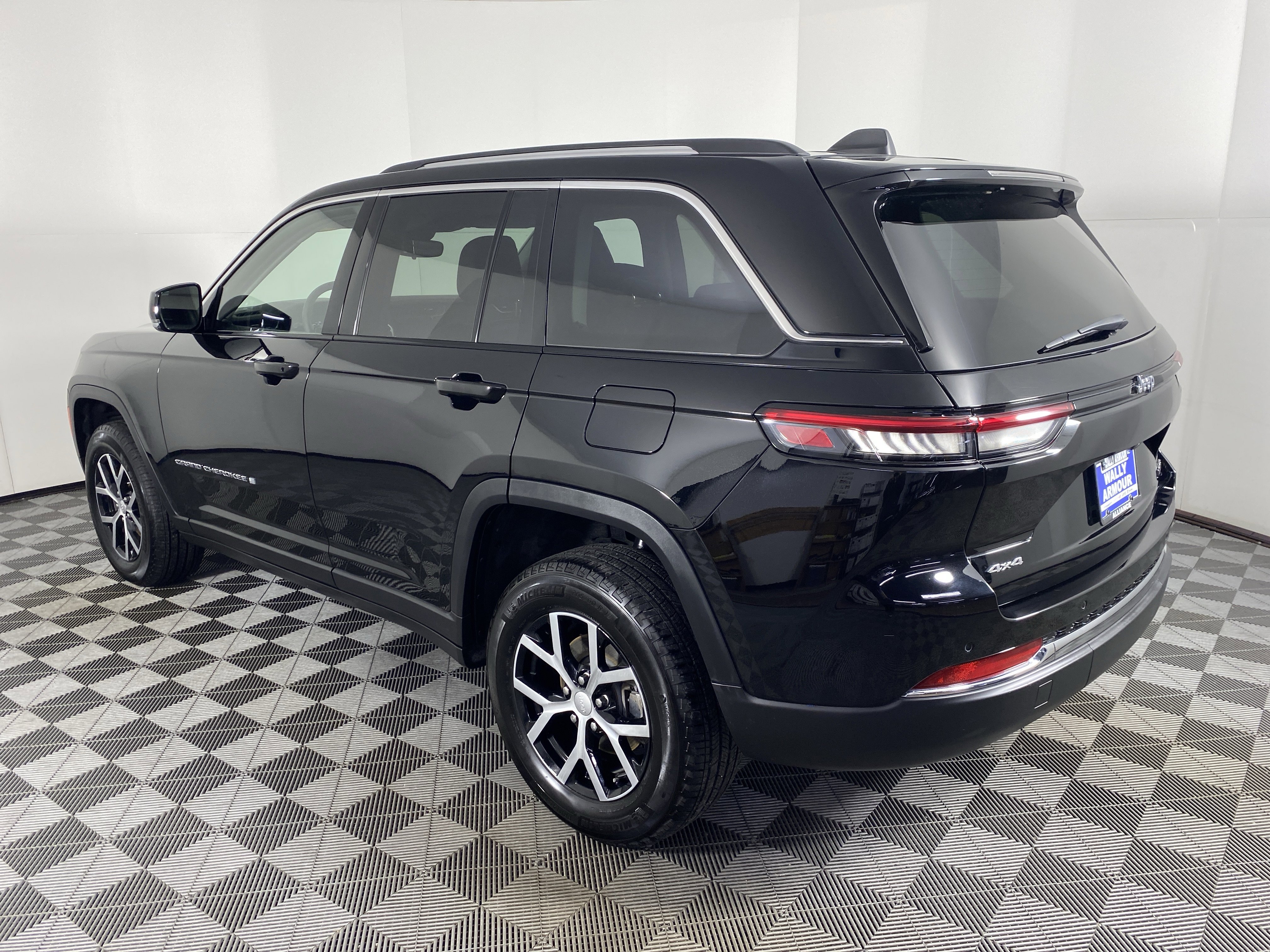 Used 2023 Jeep Grand Cherokee Limited image 11