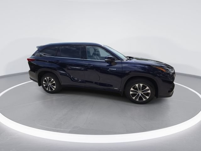 Used 2021 Toyota Highlander XLE AWD/4WD image 9