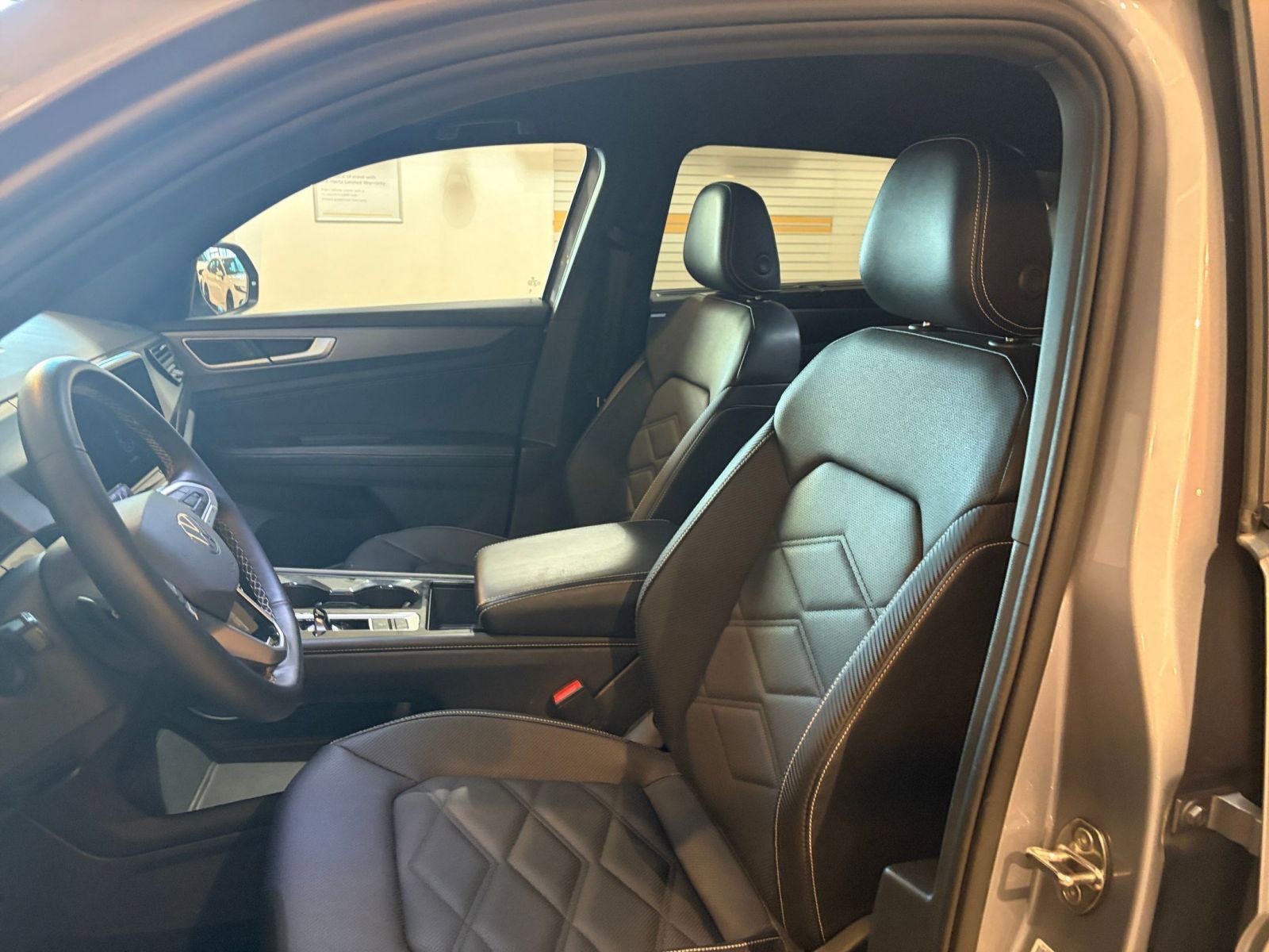 Used 2025 Volkswagen Atlas Cross Sport SE image 28